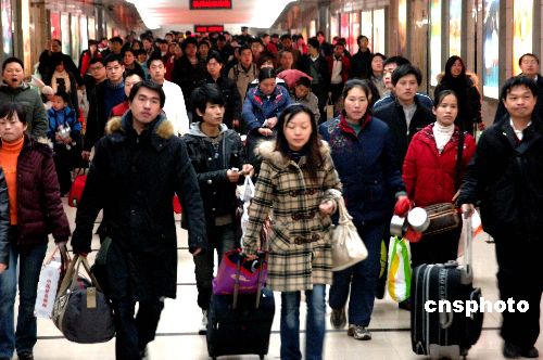 中国铁路、公路、民航春运迎来客流最高峰
