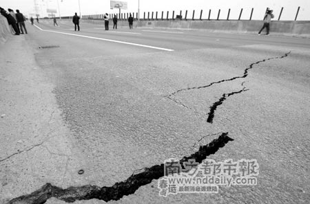 广深高速公路路面再次发生塌陷(图)