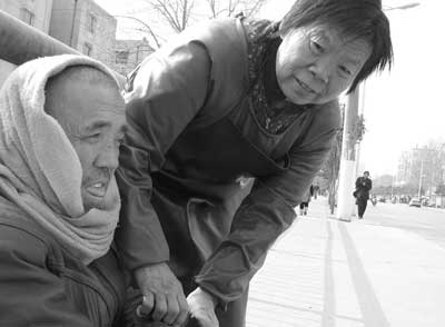 六旬老太细心照顾憨傻的小叔子42年