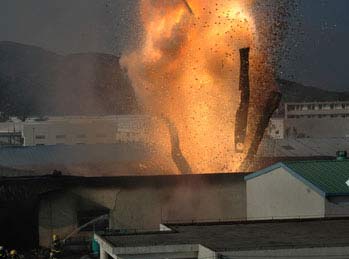 广东工厂发生爆炸 现场腾起百米蘑菇云(组图)