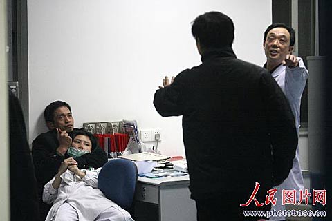患者家属持刀劫持护士 公安副局长夺刀救人质