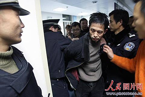 患者家属持刀劫持护士 公安副局长夺刀救人质