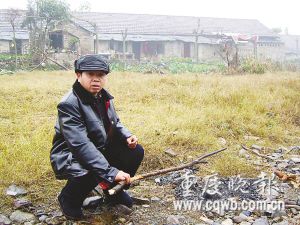 河边烧煮不明物 数十居民遭熏翻