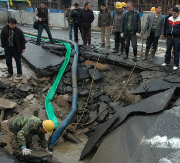武汉城区水管爆裂数百平米路面塌陷(图