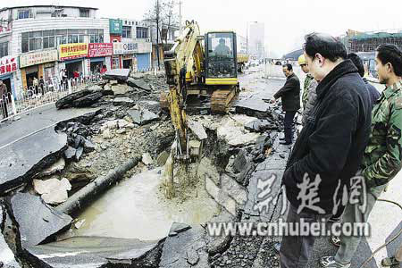110联动抢修人员随后关掉主水阀,积水慢慢消退。路面隆起处,留下一个面积约10平方米、深约半米的大坑。