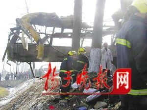 大客车被撞成两半 过路8囚犯下囚车救人(图)