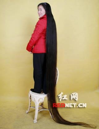 女子头发17年未剪长达2.5米(图)