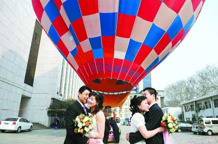新人结婚出奇招 乘热气球空中办婚礼