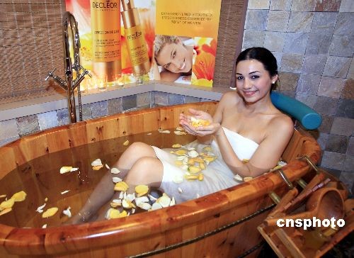 美女模特闹市展示沐浴老板(图)-美女,美女,沐浴插我水疗模特了的我图片