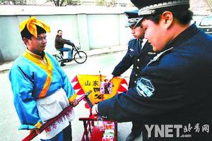 小贩推销炊饼 穿古装扮武大郎沿街叫卖(图)