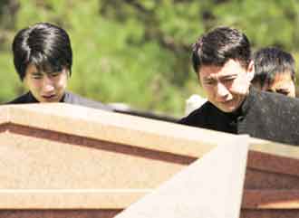 成龙忍泪“欢送”父亲 戈尔、李家诚赠花圈(图)