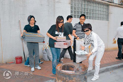 肥姐三七不见郑少秋 郑欣宜带笑叫妈妈收美金