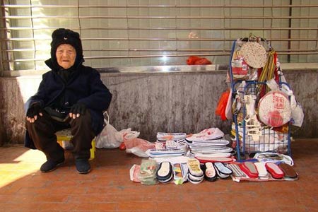 9旬老太自制鞋垫街头摆摊谋生(组图)