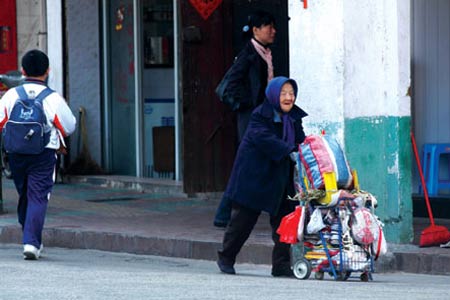 9旬老太自制鞋垫街头摆摊谋生(组图)