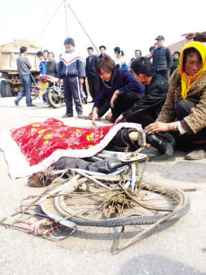 小学女教师为保护学生 以身挡车不幸身亡(图)