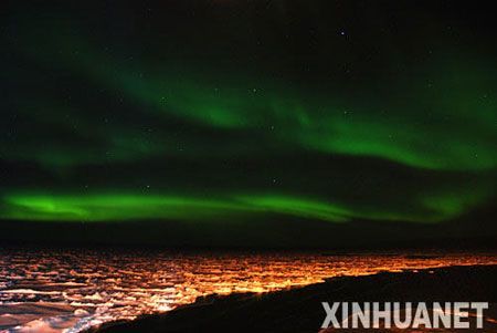 雪龙号回国途中在南极冰区受阻(组图)