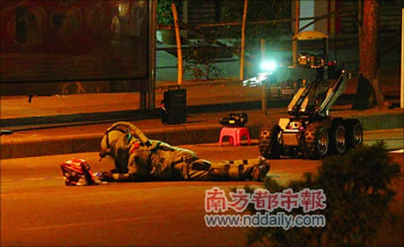 机器人拆弹1小时查明疑似炸弹为饭盒(图)