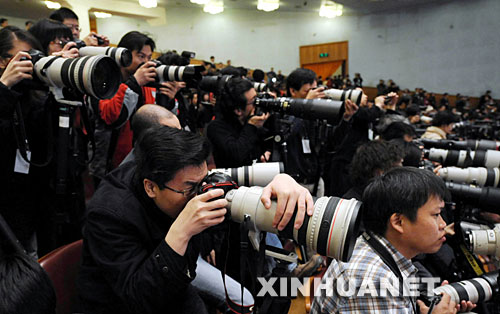 3月14日,中国人民政治协商会议第十一届全国委员会第一次会议在北京人民大会堂举行闭幕会。这是记者在会场采访。 新华社记者黄敬文摄