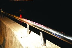 杭州男子飚车将2路人撞进钱塘江身亡(组图)