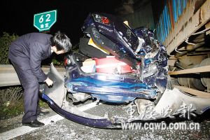 渝长高速重庆方向19辆车连环相撞(组图)