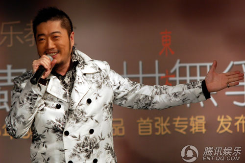 “音乐教父”小虫转战台前 邀谭晶合唱挑战经典
