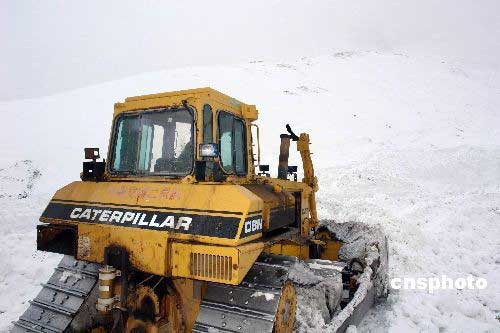 伊犁天山出现持续暴雪天气 53名救援人员被困