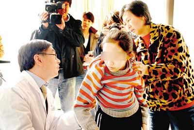 母亲为供养女读书耽误亲生女儿治病(组图)