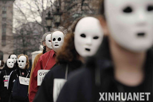 3月19日,在美国首都华盛顿,多名示威者头戴面具在白宫外进行反战抗议示威。当日,美国首都华盛顿爆发大规模反战示威,数百名抗议者走上街头,谴责布什政府对伊拉克发动的战争。