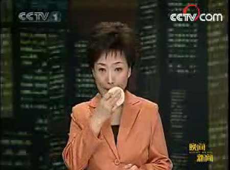 央视《晚间新闻》失误 女主持补妆画面被播出