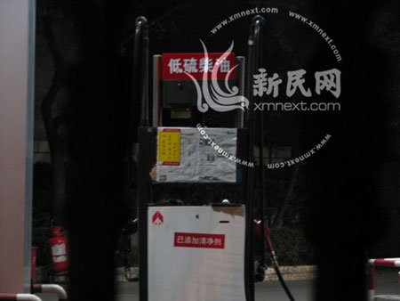 据称上海再现油荒大批车辆夜间排队加油