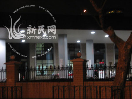 据称上海再现油荒大批车辆夜间排队加油