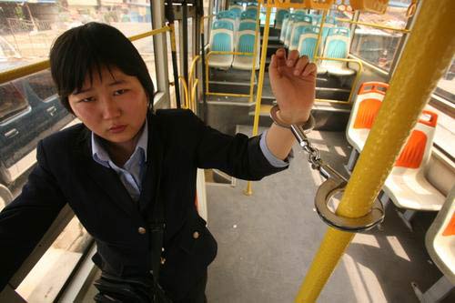 售票员向反扒保安要车费被拷在公交车上(图)