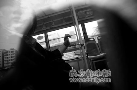 深圳反扒队员拒买车票 用手铐锁住售票员(图)