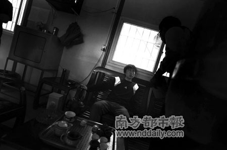 深圳反扒队员拒买车票 用手铐锁住售票员(图)