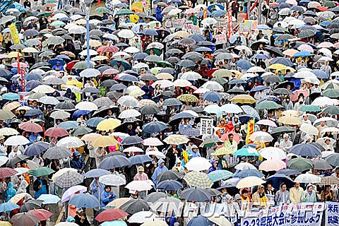 组图:日本冲绳民众集会抗议驻日美军