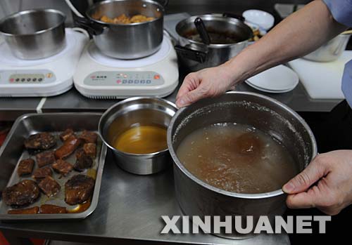 这是“天价”牛肉面配料(3月23日拍摄)。在台北市忠孝东路有一家“牛爸爸牛肉面”餐馆。这个不到100平方米的餐馆只有12张餐桌,却有着每碗高达1万元新台币(约2500元人民币)的牛肉面,这种牛肉面每天最多只卖10碗,必须提前预约。餐馆老板王聪源说,为了开这家牛肉面馆,他跑遍了台湾的五星级饭店品尝牛肉面,又先后去了十几个国家,经历5年的时间寻找、品尝牛肉。这家餐馆的牛肉面价格从150元到1万元新台币不等,客人多数来吃300元以内的牛肉面。