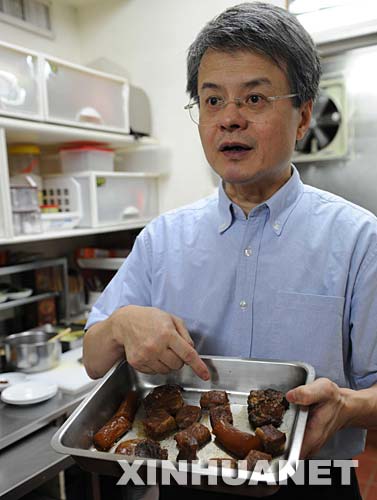 3月23日,老板王聪源在介绍选自不同国家的牛肉。在台北市忠孝东路有一家“牛爸爸牛肉面”餐馆。这个不到100平方米的餐馆只有12张餐桌,却有着每碗高达1万元新台币(约2500元人民币)的牛肉面,这种牛肉面每天最多只卖10碗,必须提前预约。餐馆老板王聪源说,为了开这家牛肉面馆,他跑遍了台湾的五星级饭店品尝牛肉面,又先后去了十几个国家,经历5年的时间寻找、品尝牛肉。这家餐馆的牛肉面价格从150元到1万元新台币不等,客人多数来吃300元以内的牛肉面。