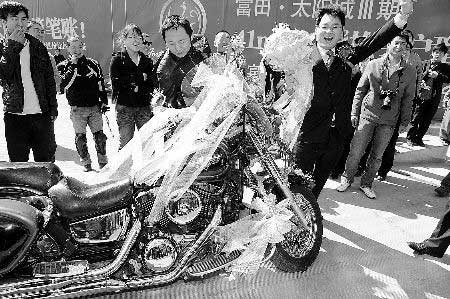 郑州男子出动30多辆豪华摩托车迎亲引轰动(图)