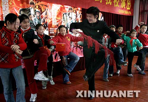 3月20日,杭州长寿桥小学的学生向京剧演员学习京剧表演基本功。当日,浙江京剧团参加“京剧进校园”活动的演员来到长寿桥小学,向该校学生传授京剧艺术。