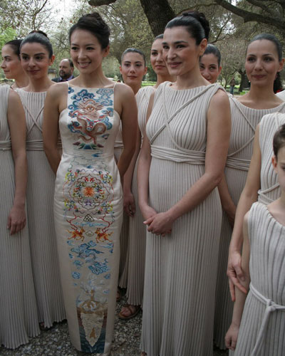 组图:章子怡雅典秀中国式性感 比美最高女祭司