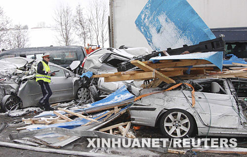 奥地利发生上百辆汽车连环相撞事故