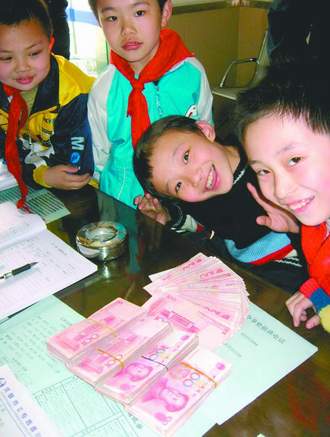 高档小区楼上撒落10万元钞票 小学生捡到4万(图)