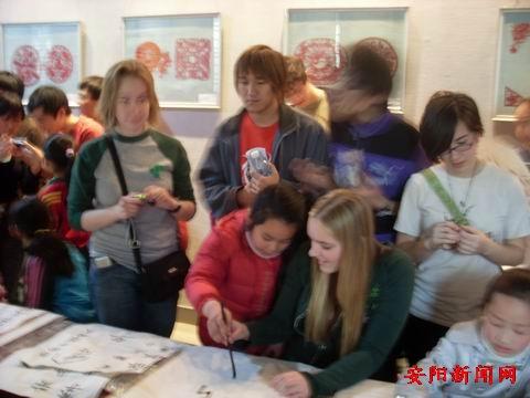 河南安阳小学生教外国大学生书写甲骨文(图)