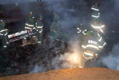新疆烟花爆炸事故续 7名警察1名记者遇难(图)
