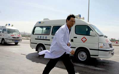 新疆烟花爆炸事故续 7名警察1名记者遇难(图)