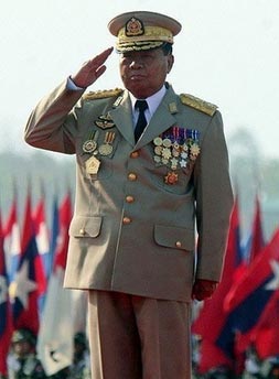 缅甸举行阅兵式 丹瑞大将公开露面发表