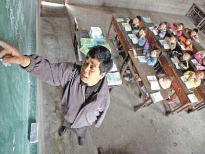 独臂老师辛苦育人33载 培养出十余名大学生 独臂老师辛苦育人33载 培养出十余名大学生
