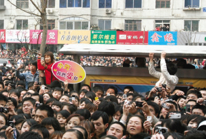 任贤齐现身赵本山家乡铁岭 引发万人围观(组图)