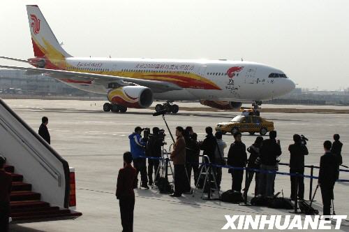 3月31日,运载着奥运会圣火火种的国航“奥运圣火号”飞机在跑道上滑行。当日,2008年奥运会圣火火种抵达北京首都国际机场。