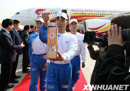 3月31日,圣火护卫人员护卫火种。当日,2008年奥运会圣火火种抵达北京首都国际机场。
